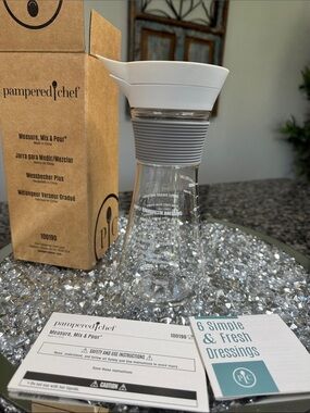 Pampered Chef measure mix and pour NEW